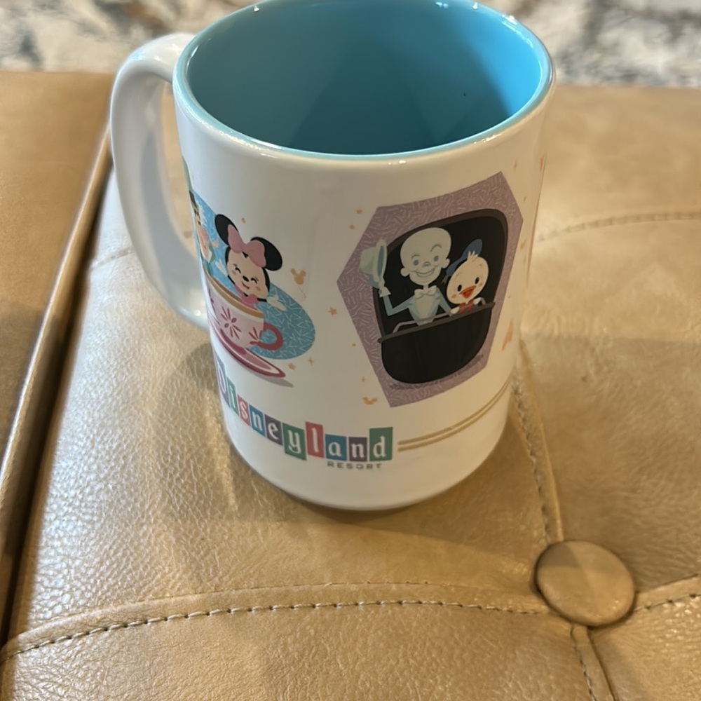 Disneyland’s modern Mickey Mouse mug with friends - Picture 3 of 9